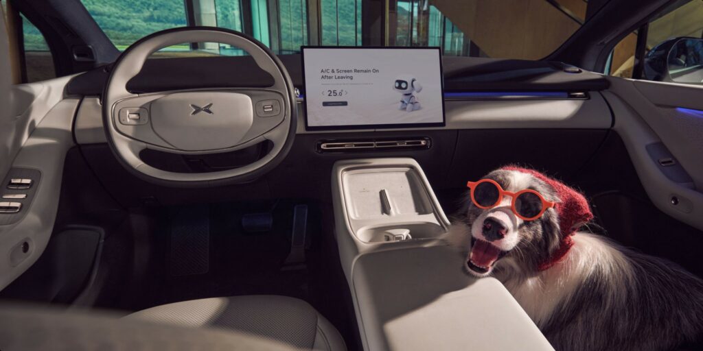 Intérieur XPeng P7+ avec écran actif et système de climatisation autonome à l’arrêt