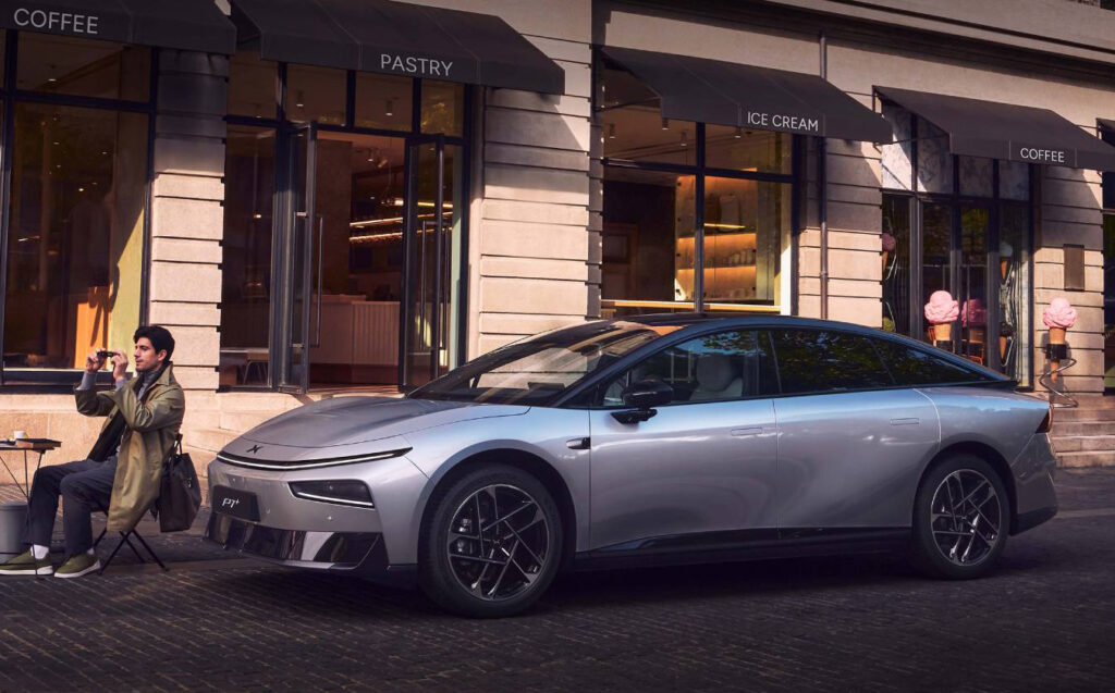 XPeng P7+ stationnée en centre-ville devant commerces