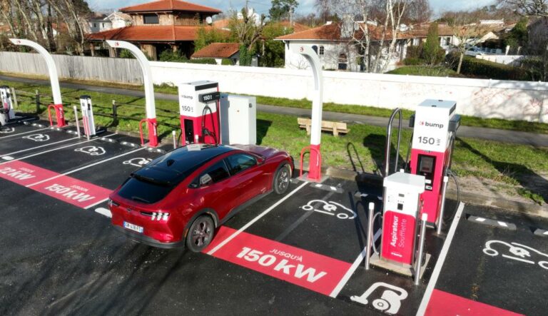 Borne de recharge rapide Bump 150 kW en site extérieur multi-points